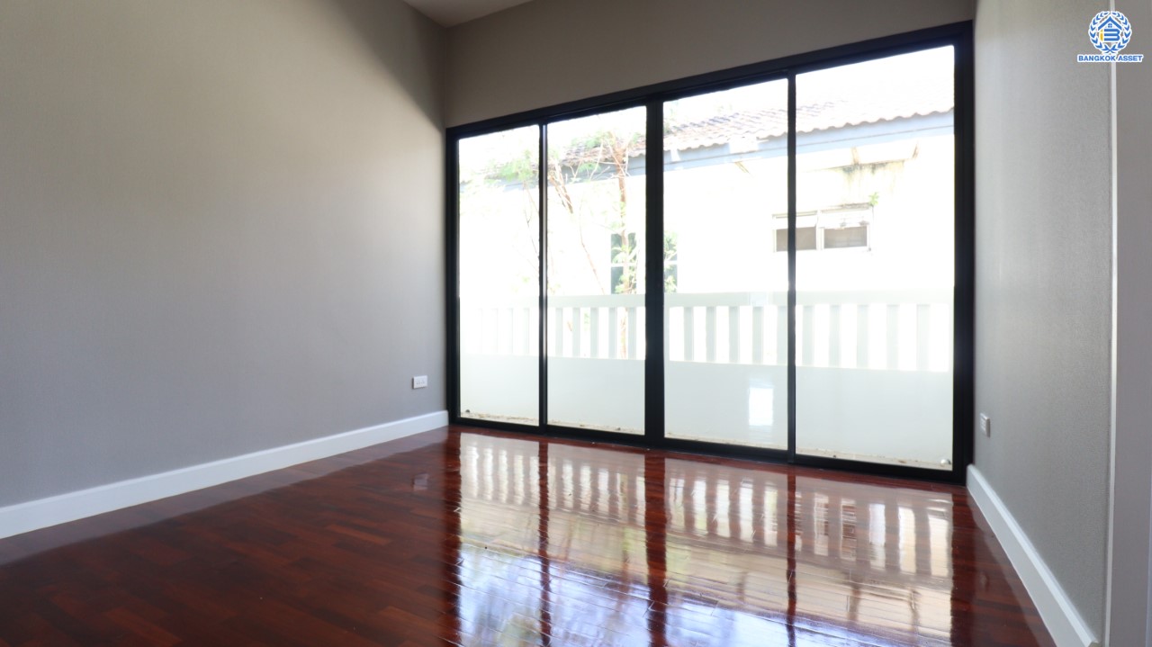 บ้านมือสองตกแต่งใหม่ ม.ราชพฤกษ์ บางบอน4 หลังมุม ตกแต่งหรูหรา ดีไซน์ Classic เนื้อที่ 103.1 ตร.ว. ฟังก์ชัน 3 ห้องนอน 3 ห้องน้ำ จอดรถได้ 4 คัน พื้นที่สนามหญ้าด้านข้างกว้างกว่า 242 ตร.ม. บนทำเลศักยภาพ เชื่อมต่อหลายเส้นทาง ใกล้เดอะมอลล์บางแค จุดขึ้นทางด่วน "เพชรเกษม" และรถไฟฟ้าสายสีน้ำเงิน "สถานีหลักสอง"